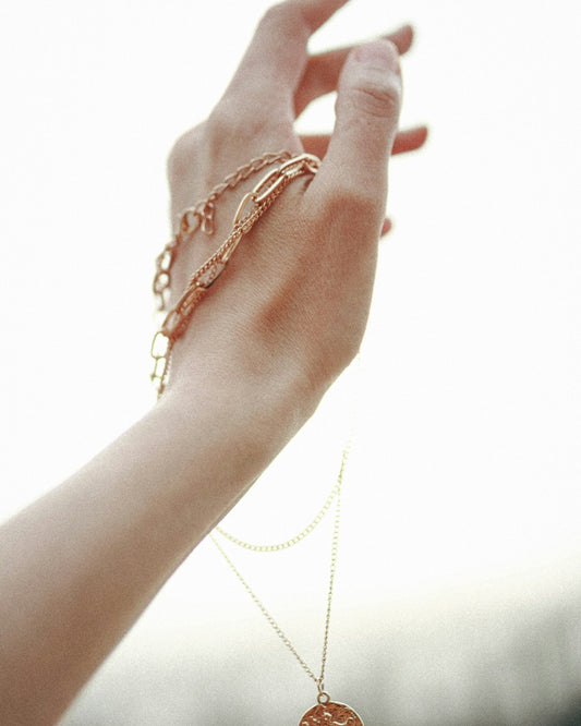 Bracelets fins dorés portés à la lumière 4